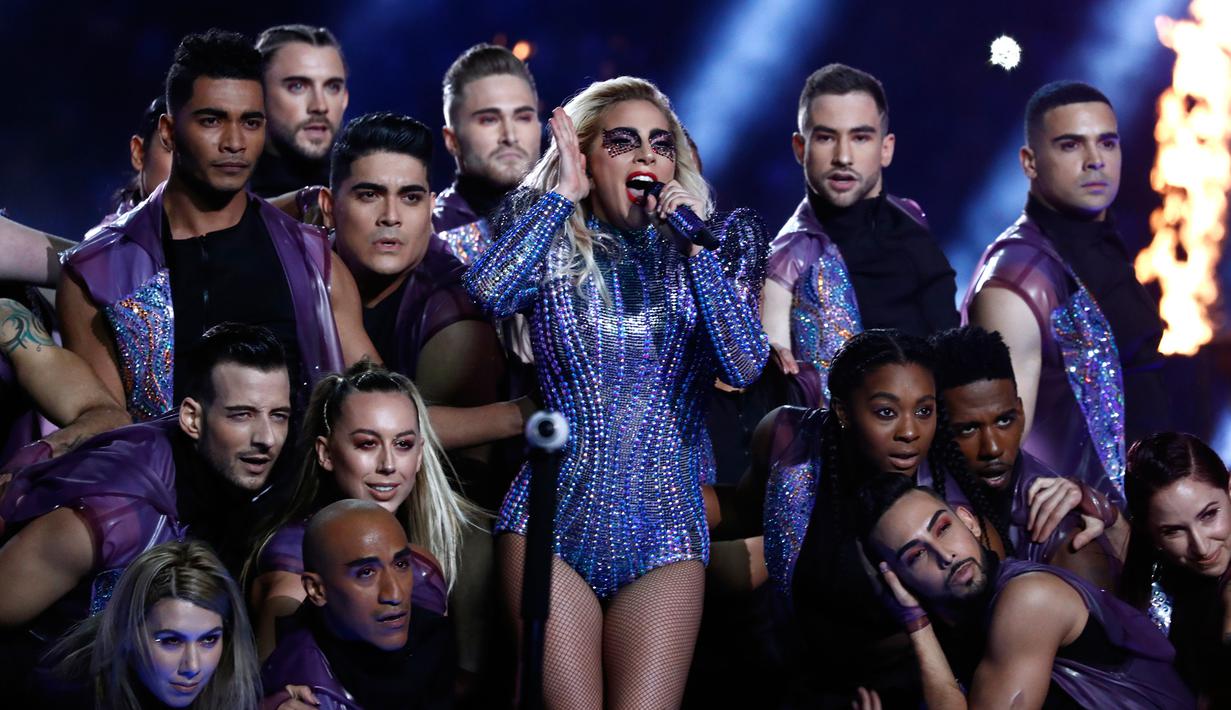 Lady Gaga tampil enerjik dan provokatif dalam half time show pada Super Bowl 51 antara New England Patriots vs Atalanta Falcons pada Senin (6/2/2017) waktu Indonesia. (EPA / Larry W)