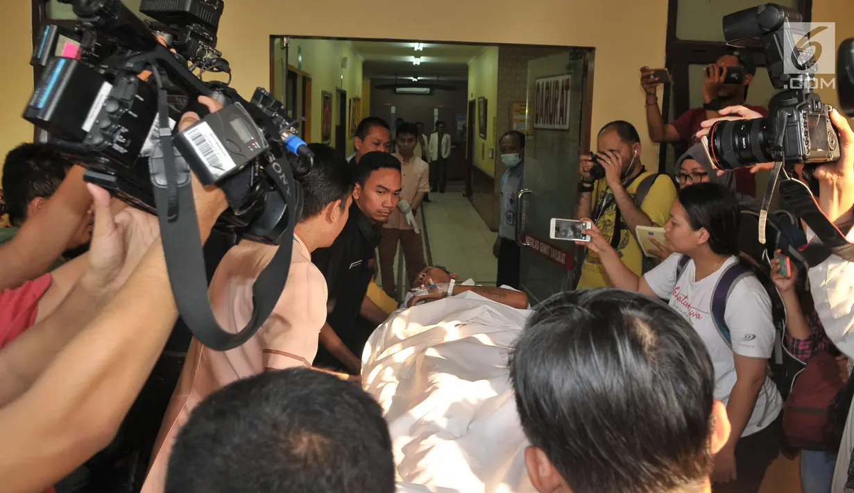 Salah satu pasien dari tiga orang korban bom Kampung Melayu yang akan dipindahkan ke RS Polri, Jakarta, Kamis (25/5). Pemindahan pasien dikarenakan alasan keamanan dan kelengkapan fasilitas medis. (Liputan6.com/Helmi Afandi)