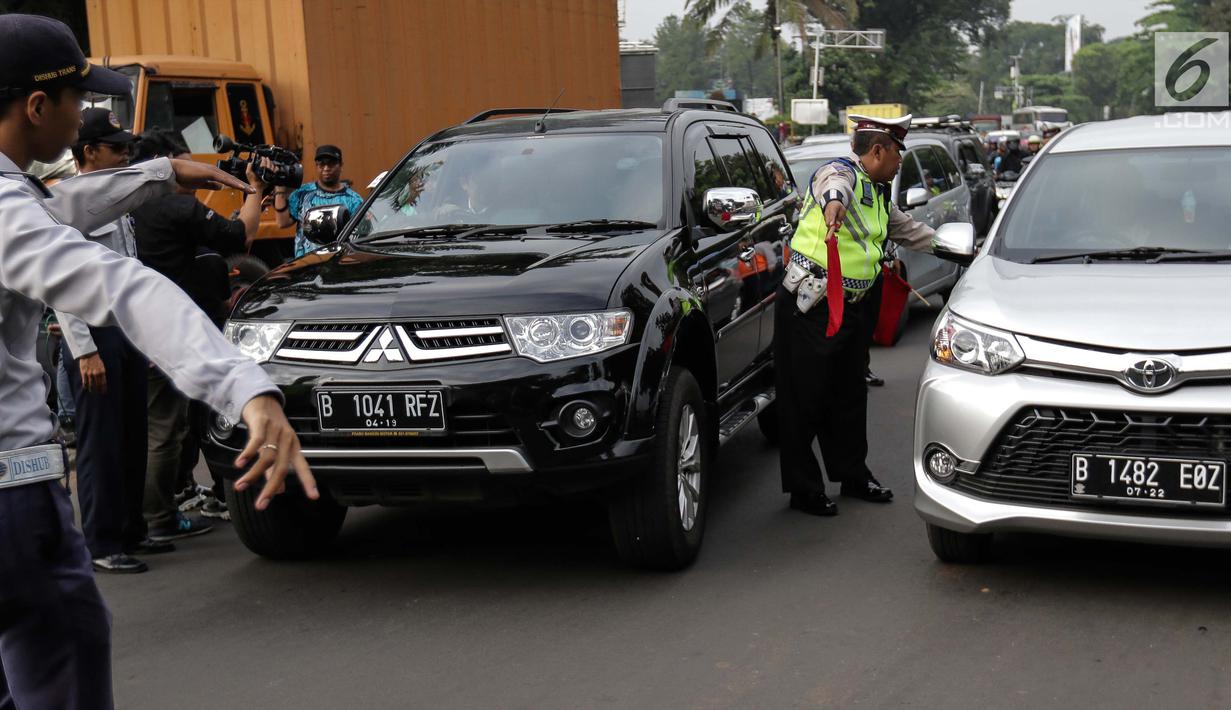 FOTO Aturan  Ganjil  Genap  di GT Cibubur  II Mulai Diuji 