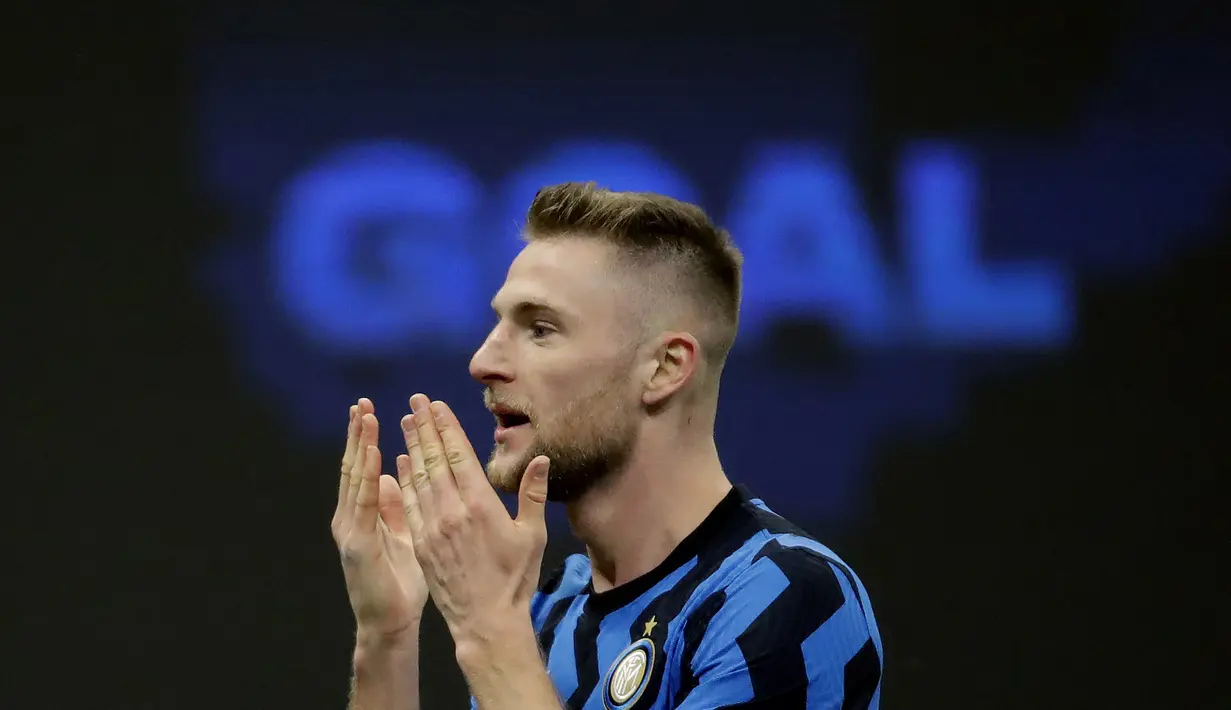 Bek Inter Milan, Milan Skriniar, melakukan selebrasi usai mencetak gol ke gawang Atalanta pada laga Liga Italia di Stadion Giuseppe Meazza, Senin (8/3/2021). Inter Milan menang dengan skor 1-0. (AP/Luca Bruno)