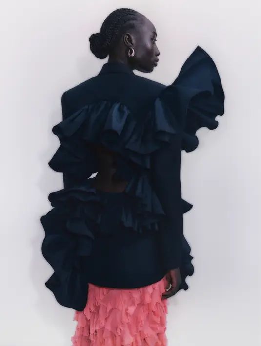 Seperti detail ruffles bergelombang yang menghiasi rok dari gaun belakang blazer yang anggun dan sophisticated (Foto: Alexander McQueen)