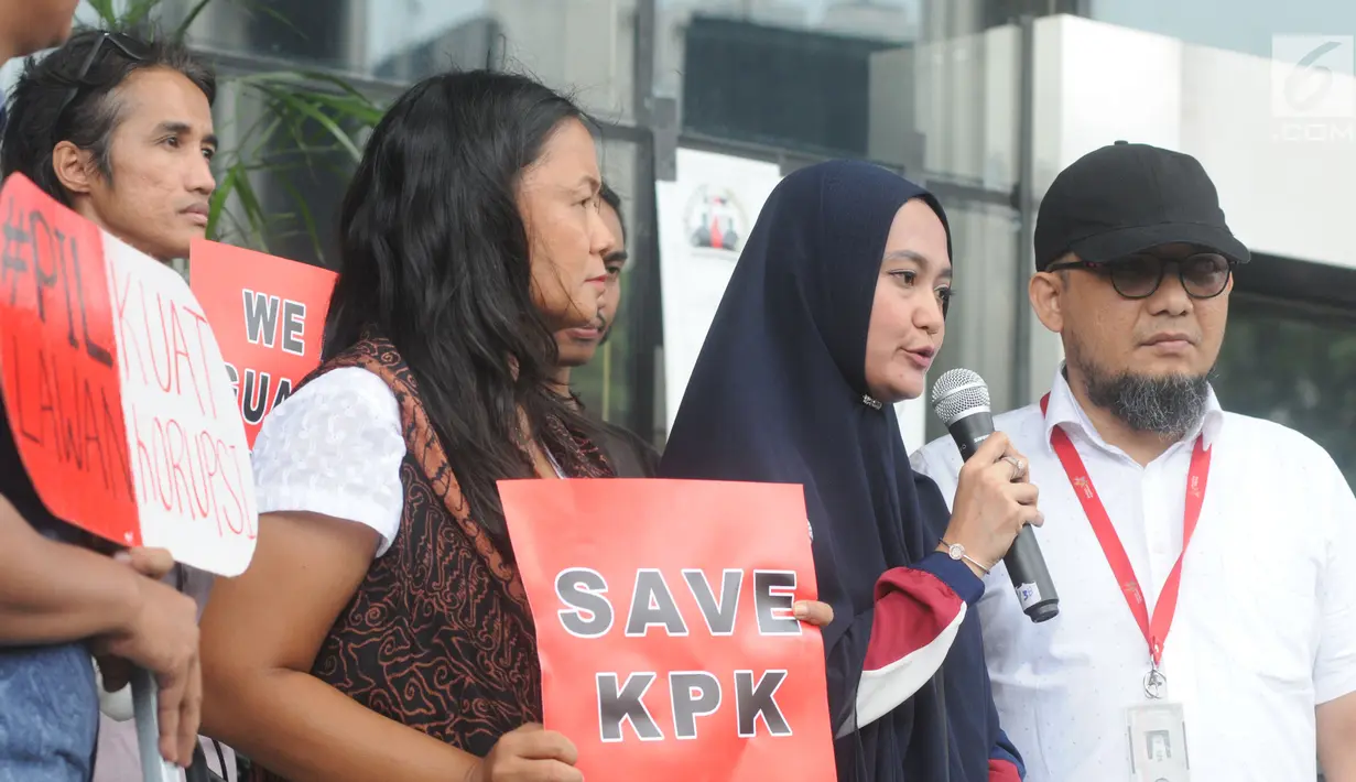 Penyidik senior KPK Novel Baswedan (kanan) saat aksi menuntut penuntasan teror pada KPK di Jakarta, Selasa (15/1). Koalisi masyarakat sipil menuntut Presiden Joko Widodo membentuk Tim Gabungan Pencari Fakta (TGPF). (Merdeka.com/Dwi Narwoko)