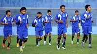 I Gede Sukadana dan Hendro Siswanto berlatih bersama pemain Arema Cronus lainnya di Stadion Gajayana, Malang. (Liputan6.com/Rana Adwa)