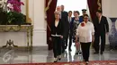 Menlu RI Retno Marsudi menyambut kedatangan Menlu Australia Julie Bishop dan delegasi di Istana Merdeka, Jakarta, Rabu (26/10). Menlu Australia akan melakukan pertemuan tertutup dengan Presiden Jokowi. (Liputan6.com/Faizal Fanani)