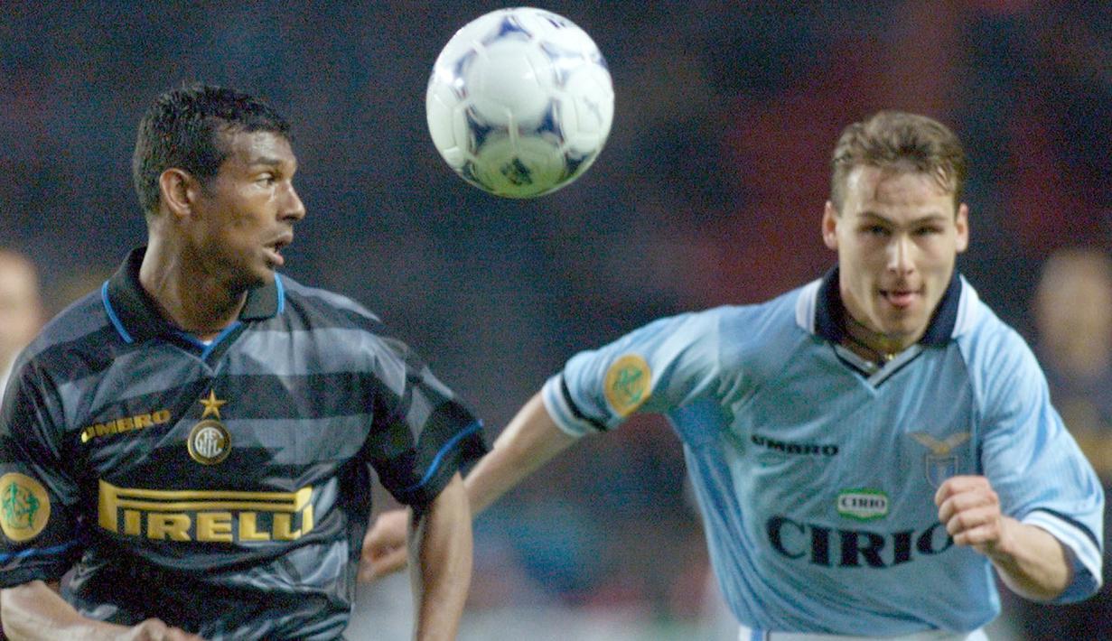 Nama Pavel Nedved melambung bersama Lazio. Ia berhasil meraih scudetto dan mencetak 51 gol dalam 208 penampilan. (Foto: AFP/Patrick Kovarik)