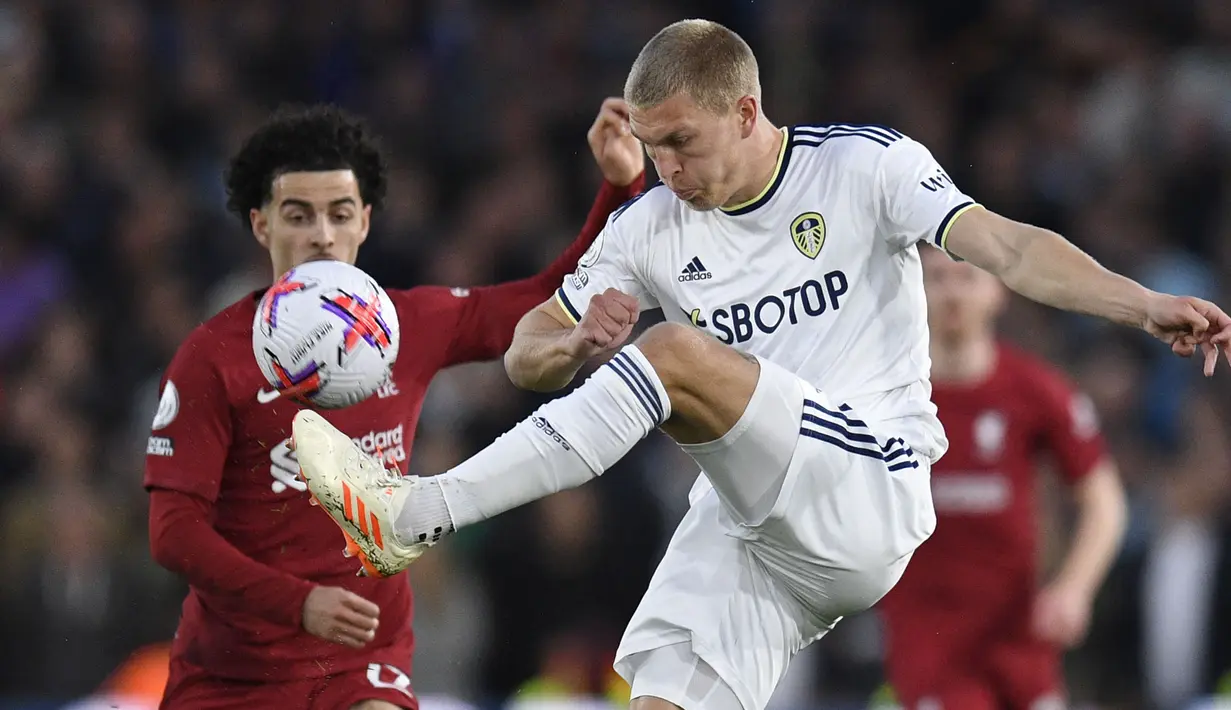 Pemain Leeds United, Rasmus Kristensen (kanan) berebut bola dengan pemain Liverpool, Curtis Jones saat laga pekan ke-31 Liga Inggris 2022/2023 di Elland Road, Leeds, Selasa (18/04/2023). The Reds menang dengan skor 6-1. (AFP/Oli Scarff)