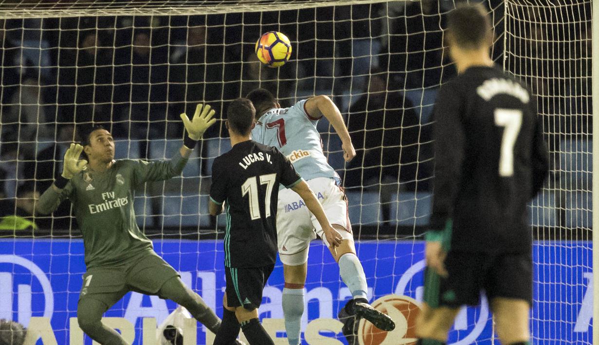 Proses terjadinya gol yang dicetak striker Celta Vigo, Maxi Gomez ke gawang Real Madrid, pada laga La Liga Spanyol di Stadion Balaidos, Vigo, Minggu (7/1/2018). Kedua klub bermain imbang 2-2. (AP/Lalo R.Villar)