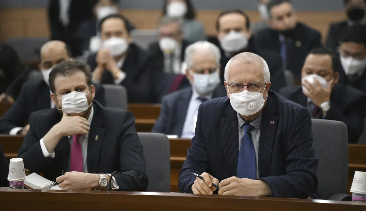 Menteri Luar Negeri Korea Selatan Kang Kyung-wha berbicara dalam sebuah pengarahan untuk para diplomat asing mengenai situasi wabah virus corona di Korea, di kementerian luar negeri di Seoul, Jumat (6/3/2020). (Jung Yeon-je/Pool Photo via AP)