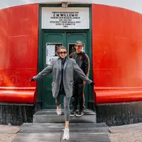 Bagi penggemar gaya sporty, pasangan Jennifer Bachdim dan Irfan Bachdim harus masuk dalam radar saat mencari inspirasi fashion. Dalam foto-foto terbaru yang dibagikan di Instagram keduanya, terlihat Jennifer tampil dengan legging dan blazer serta sneaker. Sementara Irfan bergaya dengan set tracksuit hitam dan topi. (Foto: Instagram @jenniferbachdim)