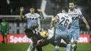 Franck Kessie mencoba melewato bek Lazio, Stefan Radu pada laga lanjutan Serie A yang berlangsung di stadion, Olimpico, Roma, Senin (26/11). AC Milan ditahan imbang 1-1. (AFP/Filippo Monteforte)