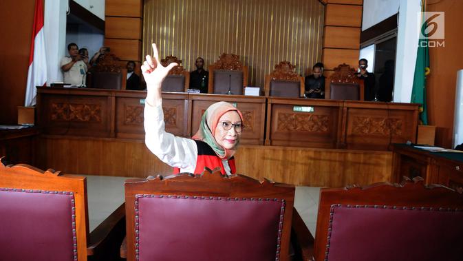 Terdakwa Ratna Sarumpaet memberikan salam dua jari Pengadilan Negeri (PN) Jakarta Selatan, Kamis (29/2). Ratna menjalani sidang dakwaan perdana atas kasus penyebaran berita hoaks yang menyebutkan wajah lebam. (Liputan6.com/Herman Zakharia) 