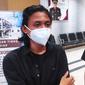 Kepala Kejati Riau Jaja Subagja bersama mahasiswa yang memasang spanduk berisi tudingan pengaturan proyek. (Liputan6.com/M Syukur)