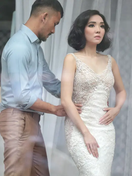 Meski sang suami, Gading Marten juga berkecimpung dalam dunia hiburan, ibu satu anak itu lebih memilih Rio Dewanto sebagai modelnya. Rio dirasa cocok merepresentasikan karakter gagah dalam klip tersebut. (Adrian Putra/Bintang.com)
