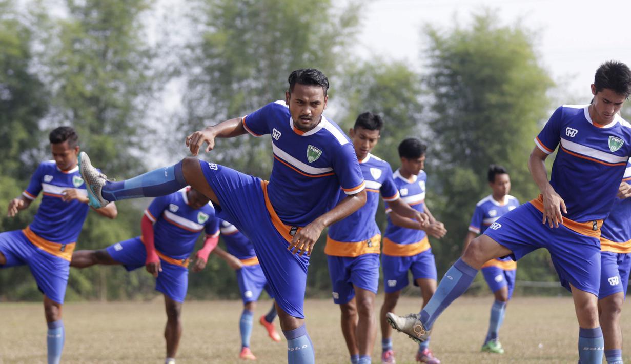 Sejumlah pemain PBR melakukan pemanasan pada latihan jelang Piala Jenderal Sudirman di Lapangan National Youth Training Center, Sawangan, Depok, Jawa Barat, Senin (2/11/2015). (Bola.com/Vitalis Yogi Trisna)