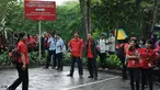 Sebuah ruangan di lantai 2 pusat perbelanjaan Pondok Indah Mall (PIM) I, Jakarta Selatan terbakar pada Senin (20/4/2015). Tampak sejumlah karyawan pertokoan Pondok Indah Mall 1 berkumpul di titik kumpul evakuasi. (Liputan6.com/Helmi Fithriansyah)
