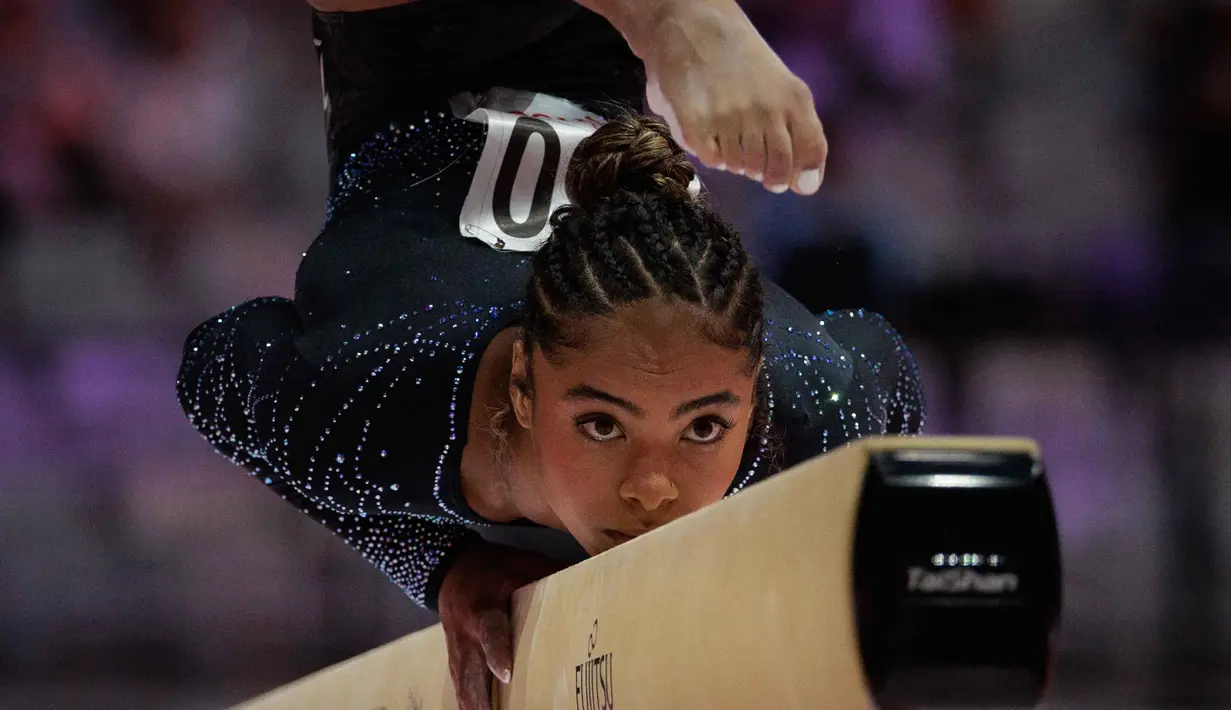Pesenam dari berbagai negara menunjukkan performa terbaik mereka, termasuk perwakilan dari Amerika Serikat, Italia, Jepang, dan Korea Selatan. Tampak dalam foto, pesenam putri Inggris, Alia Neve Leat tampil pada kualifikasi nomor balok keseimbangan Kejuaraan Dunia Gimnastik 2025 di Indonesia Arena, Jakarta, Selasa (21/10/2025). (Yasuyoshi CHIBA/AFP)