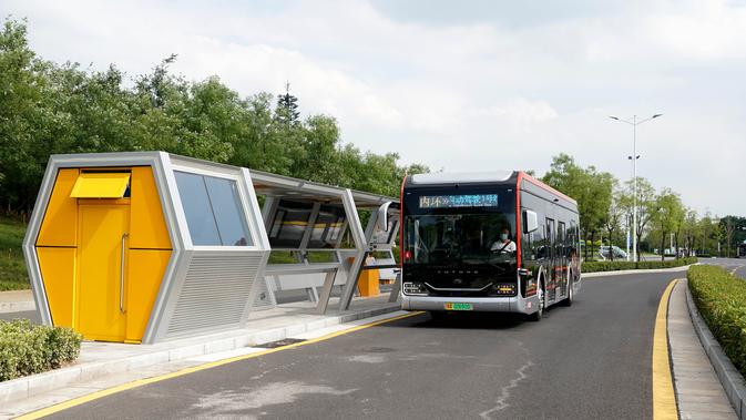 Bus otonomos dari jalur bus autopilot 1 melintas di Zhengzhou, China (18/8/2020). Menggabungkan teknologi layanan jaringan 5G dan kecerdasan buatan (AI) serta sistem pengawasan dan kendali cerdas, uji coba bus autopilot telah dilakukan di Zhengzhou dalam beberapa hari terakhir. (Xinhua/Li An)
