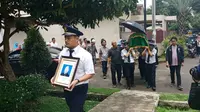 Pemakaman korban longsor Bandara Soetta Dianti Dyah di Serang, Banten (Liputan6.com/ Yandhi Deslatama)
