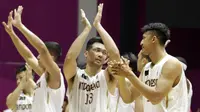 Para pebasket Indonesia memberikan aplaus usai pertandingan melawan Korea Selatan pada laga Asian Games di Hall Basket GBK, Jakarta, Selasa (14/8/2018). Indonesia takluk 65-104 dari Korsel. (Bola.com/Peksi Cahyo)