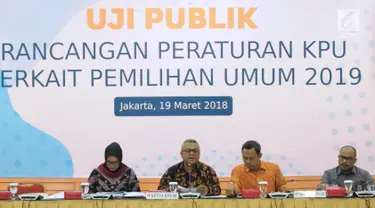 Ketua KPU, Arief Budiman (kedua kiri) menyampaikan Uji Publik Rancangan Peraturan KPU terkait Pemilu 2019 di Jakarta, Senin (19/3). Uji Publik diikuti perwakilan dari partai poltik peserta Pemilu 2019, LSM, dan PPATK. (Liputan6.com/Helmi Fithriansyah)