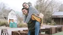 <p>Potret mesra pasangan selebriti ini mencuri perhatian. Raffi nampak menggendong sang istri dari belakang. Keduanya tersenyum ke arah kamera, nampak begitu manis dan romantis. Tak heran jika banyak netizen yang baper. (Liputan6.com/IG/@raffinagita1717)</p>