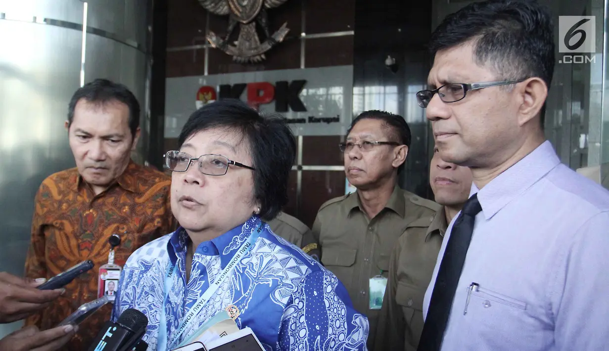 Menteri Lingkungan Hidup dan Kehutanan (LHK) Siti Nurbaya memberikan keterangan seusai melakukan konsultasi di Gedung KPK, Jakarta, Senin (19/2). Kedatangan Siti Nurbaya untuk berkonsultasi mengenai beberapa masalah. (Liputan6.com/Angga Yuniar)