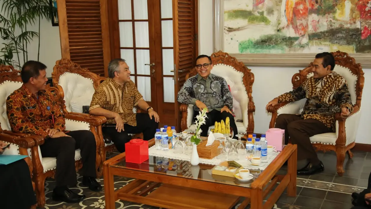 Bupati Banyuwangi Anas dan Dirut BRI