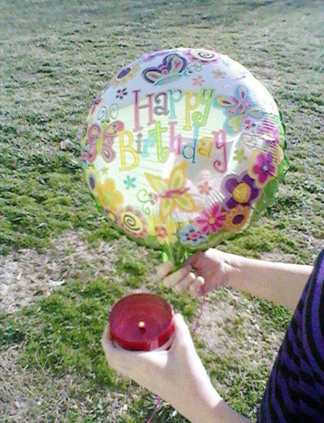 Kathy dan ketiga anaknya melepas balon saat hari ulang tahun Lindsay | foto: copyright dailymail.co.uk