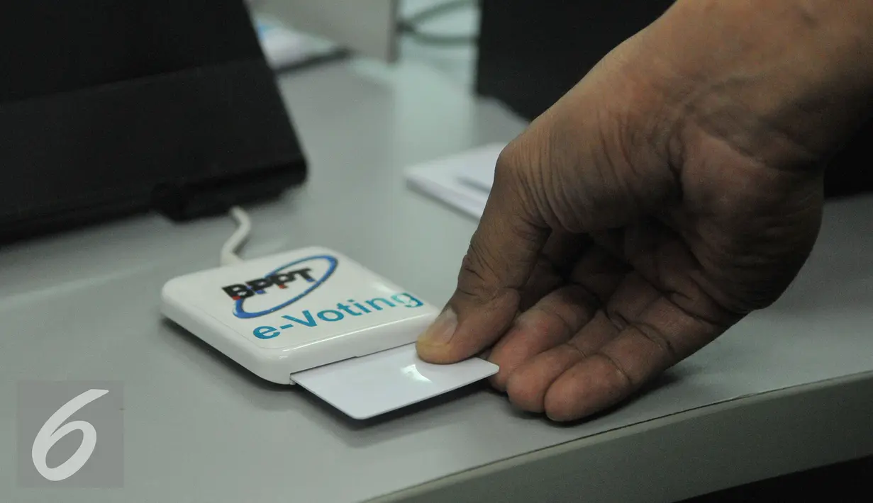 Petugas mensimulasikan kartu elektronik pemilihan kepala daerahg di gedung BPPT, Jakarta, Rabu (29/7/2015). E-voting dan KTP el dimanfaatkan untuk mendukung KPU pada pilkada serentak. (Liputan6.com/Herman Zakharia)