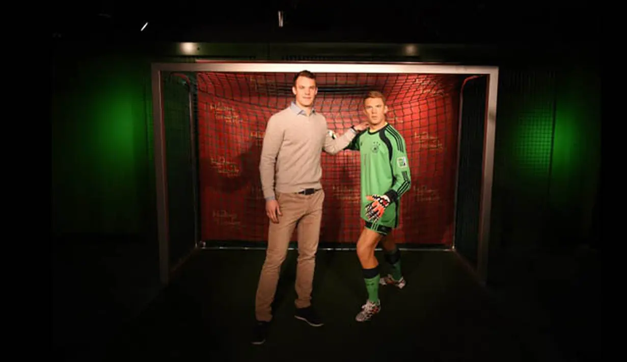 Kiper timnas Jerman dan Bayern Munich, Manuel Neuer saat menghadiri acara peresmian patung lilinnya di Museum Madame Tussauds, Berlin, Jerman, Senin (26/1). (AFP PHOTO/Tobias SCHWARZ)