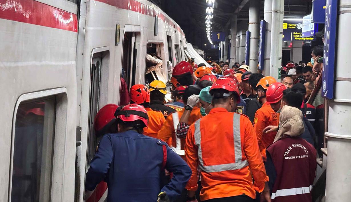 Tim pencari dan penyelamat mencari korban kecelakaan Kereta Api Jarak Jauh (KAJJ) dengan Kereta rel Listrik (KRL) Commuter Line di Stasiun Bekasi Timur, Jawa Barat, Senin, 27 April 2026 malam. (AP Photo/Achmad Ibrahim)