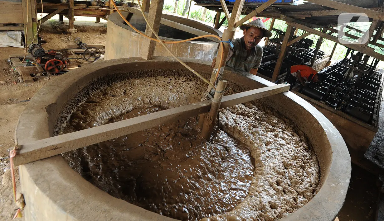Warga Desa Citorek, Kecamatan Cibeber Banten mesin penyortir materal emas dengan pasir di Citorek Banten. (merdeka.com/Arie Basuki)