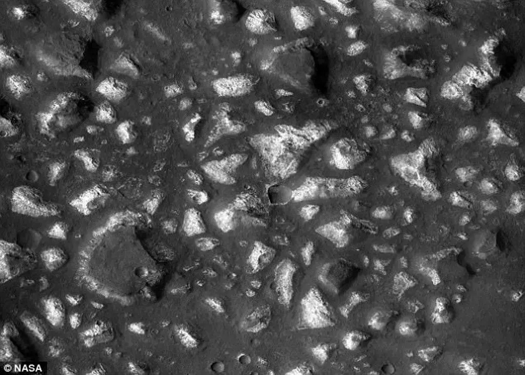 Gambar ini, yang diambil oleh Context Camera di Mars Reconnaissance Orbiter, menunjukkan bagian 12 mil yang lebar dari cekungan Eridania. Blok deposit basin di dalamnya telah dikelilingi dan sebagian dikubur oleh endapan vulkanik muda (NASA)