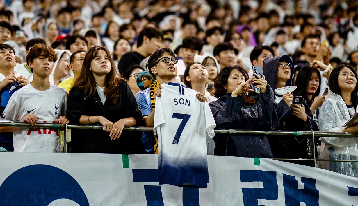 Seorang fans Tottenham Hotspur memegang jersey Son Heung-min dalam laga persahabatan pramusim melawan Newcastle di Seoul World Cup Stadium, Seoul, Korea Selatan, Minggu (03/08/2025) waktu setempat. (AFP/Anthonny Wallace)