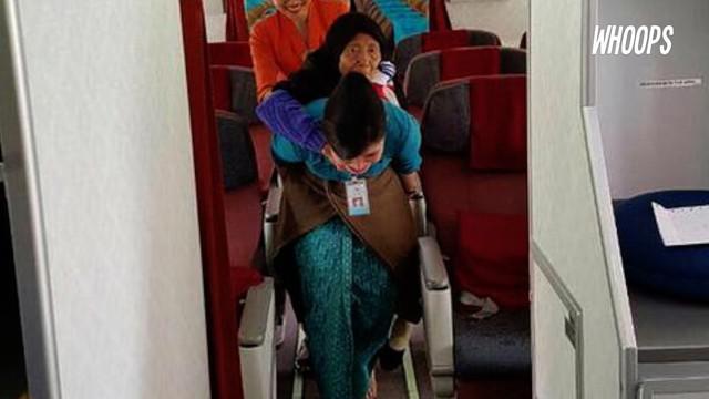 Vera yang menunggu kursi roda datang memutuskan menggendong sang nenek keluar pesawat.