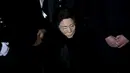Son Myung-Soon, Istri dari mantan Presiden Korea Selatan Kim Young - sam terlihat lemas melihat prosesi pemakaman suaminya pemakaman nasional, Seoul , Korea Selatan, (26/11). (REUTERS/Kim Hong - Ji)
