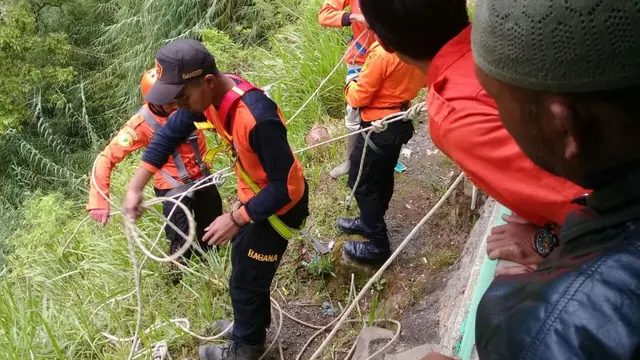 Tim SAR gabungan mengevakuasi jenazah dari Sumur Jalatunda dengan teknik vertical rescue. (Foto: Liputan6.com/ BPBD BNA/Muhamad Ridlo)