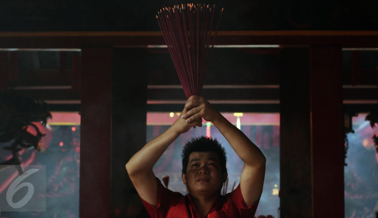 Seorang umat Tionghoa berdoa di Vihara Dhanagun, Bogor, Senin (8/2/2016). Vihara yang juga disebut sebagai Klenteng Hok Tek Bio menjadi pusat peribadatan umat Tionghoa Kota Bogor saat perayaan Tahun Baru Imlek 2567. (Liputan6.com/Helmi Fithriansyah)