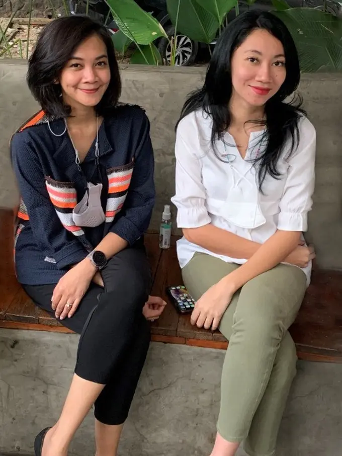 Mia Andriati dan partnernya Adelia Rosie dalam membuat Loco Croffle