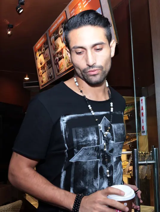 Dari pengamatan di RSCM tempat Jupe dirawat, pesepakbola tersebut terlihat membawakan makanan. Tidak banyak yang diucapkan oleh pria asal Argentina tersebut. (Deki Prayoga/Bintang.com)