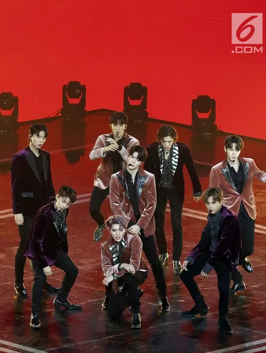 Penampilan NCT 127 di atas panggung Indonesian Television Awards (ITA) 2019, Jakarta, Selasa (24/9/2019). ITA 2019 hadir untuk ke-4 kalinya sebagai ajang penghargaan terbesar dan bergengsi untuk program televisi dan insan pertelevisian di Indonesia. (Fimela.com/Bambang E. Ros)