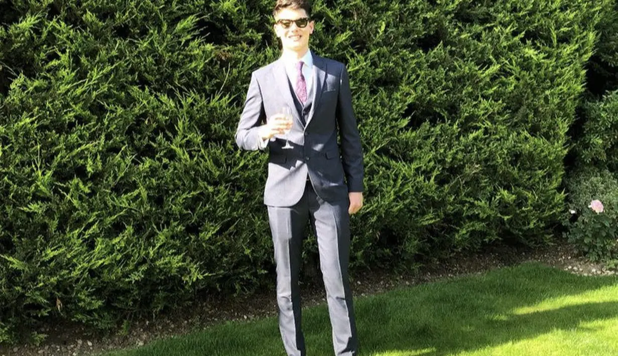 Ia pun tampak formal dengan pakaian jas hitam lengkap dengan dasinya. Dipadu pants warna senada dan sepatu leofers cokelat. (@elkanbaggott)