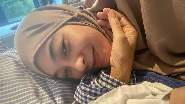 6 Potret Hangat Dian Ayu Rawat Ibunda yang Sedang Sakit, Banjir Doa