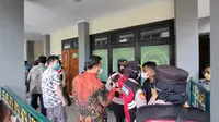 Persidangan Indra Kenz di PN Tangerang digelar secara terbatas, Polisi pun menjaga ketat keamanan di lokasi sidang. (Liputan6.com/Pramita Tristiawati)