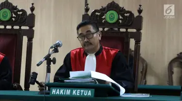 Hakim Sutaji memimpin sidang cerai mantan gubernur DKI Jakarta Basuki Tjahaja Purnama atau Ahok di PN Jakarta Utara, Jakarta, Rabu (4/4). Majelis hakim PN Jakarta Utara resmi mengabulkan gugatan cerai Ahok kepada Veronica Tan. (Liputan6.com/Arya Manggala)