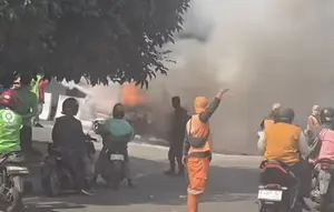 Mobil Terbakar Depan SPBU Tanjung Barat