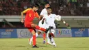 Gelandang China U-19, Yucheng Shi, berebut bola dengan bek Timnas Indonesia U-19, Bayu Mohamad Fikri,pada laga ujicoba di Stadion I Wayab Dipta, Bali, Minggu (20/10). Indonesia kalah 1-3 dari China. (Bola.com/Aditya Wany)