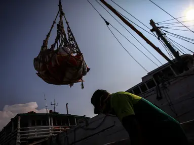 Pekerja buruh angkut beraktivitas di Pelabuhan Sunda Kelapa, Jakarta, Kamis (10/6/2021). Bekerja secara kelompok, upah mereka berdasarkan kesepakatan pemberi upah dan pekerja dengan sistem borongan tonase. (Liputan6.com/Johan Tallo)