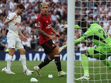 Reaksi pemain Manchester United, Lisandro Martinez saat melakukan gol bunuh diri ke gawangnya sendiri pada laga pekan kedua Liga Inggris 2023/2024 melawan Tottenham Hotspur di Tottenham Hotspur Stadium, London, Inggris, Minggu (20/08/2023) WIB. (AFP/Adrian Dennis)