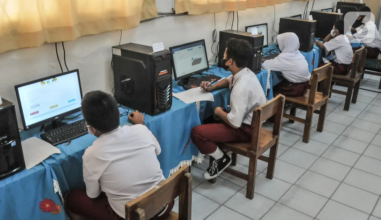 Siswa kelas 5 saat mengikuti kegiatan Asesmen Nasional Berbasis Komputer (ANBK) di SDN Pulogadung 05 Pagi, Jakarta Timur, Selasa (25/10/2022). Kementerian Pendidikan Kebudayaan Riset dan Teknologi (Kemendikbud Ristek) secara serentak menggelar ANBK 2022 tingkat SD/MI atau sederajat yang bertujuan untuk melihat kemampuan sekolah secara keseluruhan dalam pelaksanaan pendidikan, dan tujuan akhirnya adalah untuk peningkatan mutu sekolah. (merdeka.com/Iqbal S. Nugroho)